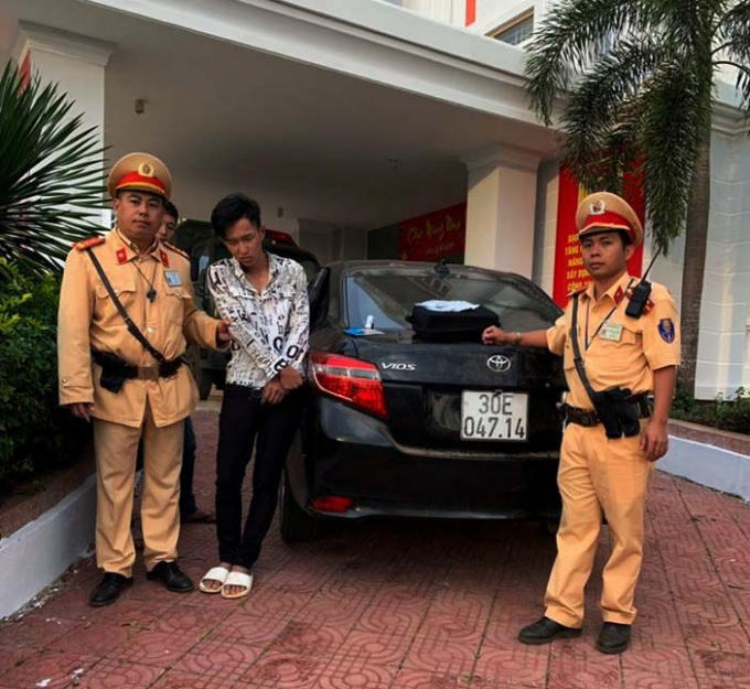 Tài xế Phú cùng tang vật.