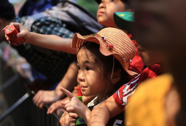 Các em nhỏ hào hứng khi được tận mắt xem những con thú.