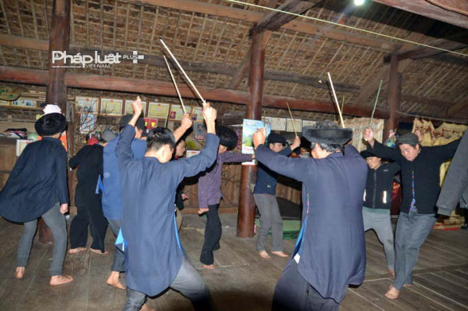 Ông Phàn Văn Hon (SN 1972), một người tham gia học bói cho biết: "Người bị nhập sẽ không có cảm giác như bình thường mà như bị thế lực nào đó đưa đi nhảy nhót".