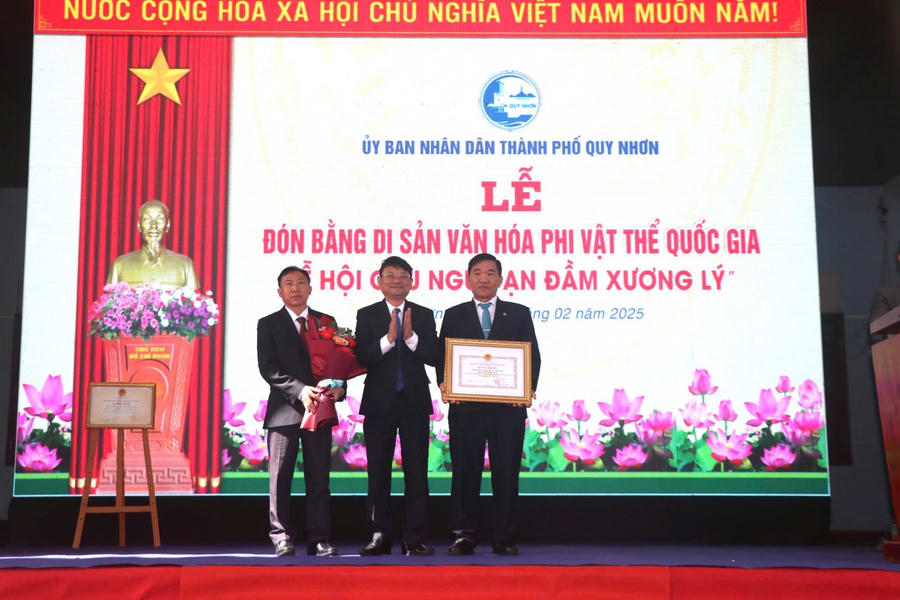 Phó Chủ tịch UBND tỉnh Bình Định Nguyễn Tự Công Hoàng trao tặng bằng khen cho tập thể UBND xã Nhơn Lý