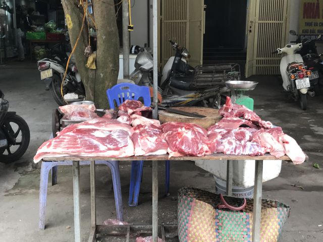 Giá thịt lợn dao động từ 60.000 - 68.000 đồng/kg tại các chợ bán lẻ