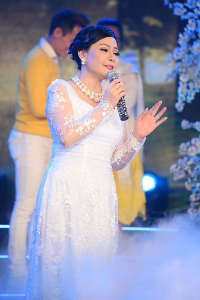 Ca sĩ Đ&ocirc;ng Đ&agrave;o với