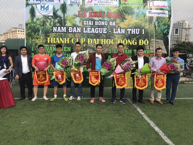 Ban tổ chức trao hoa và cờ lưu niệm cho các nhà tài trợ chính của giải đấu.