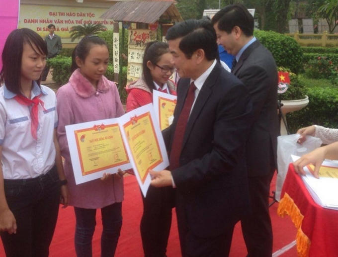Trao thưởng cho các em học sinh có bài viết chất lượng
