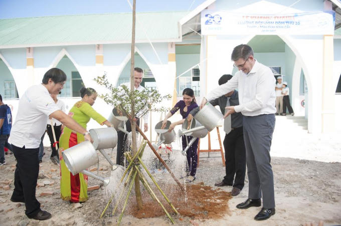 Các đại biểu trồng cây lưu niệm tại trường