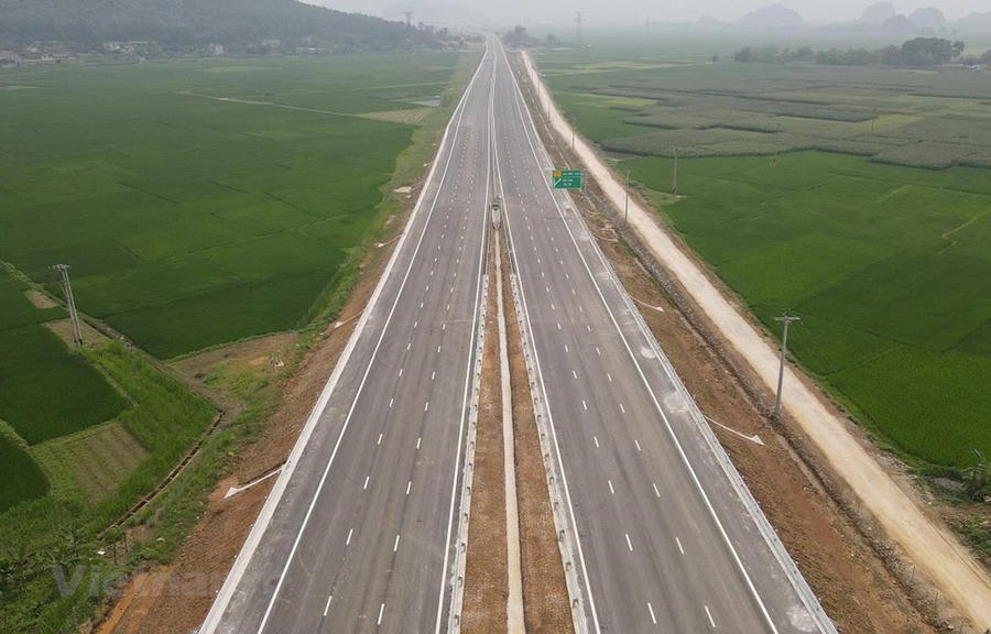 Dự án cao tốc Mai Sơn-Quốc lộ 45 đang hoàn thiện các hạng mục cuối để khánh thành vào ngày 29/4. (Ảnh: CTV/Vietnam+)