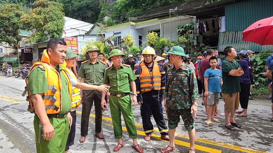 Công an Nghệ An căng mình giúp dân khắc phục hậu quả bão số 3.