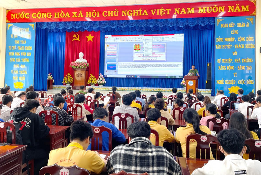 Cán bộ Phòng Cảnh sát điều tra tội phạm về ma túy Công an Bạc Liêu, tuyên truyền pháp luật tại Trường Cao đẳng Kinh tế - Kỹ thuật Bạc Liêu.