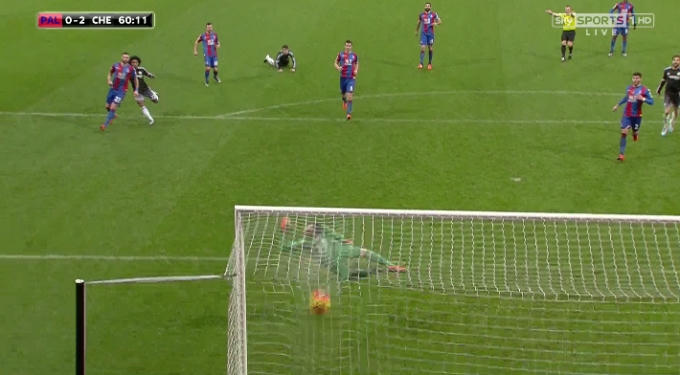 Siêu phẩm của Willian được thực hiện từ khoảng cách 20m trước khung thành Crystal Palace