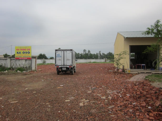 Một phần chợ Vọi làm dành làm bãi trông giữ xe ô tô và xe buýt