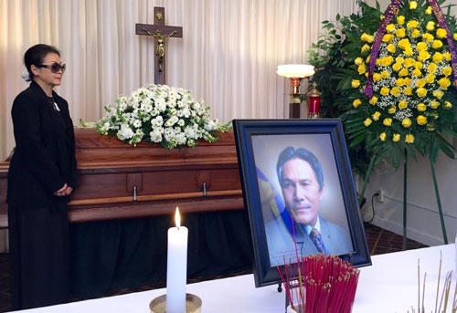 Danh ca Khánh Ly trong tang lễ của chồng.