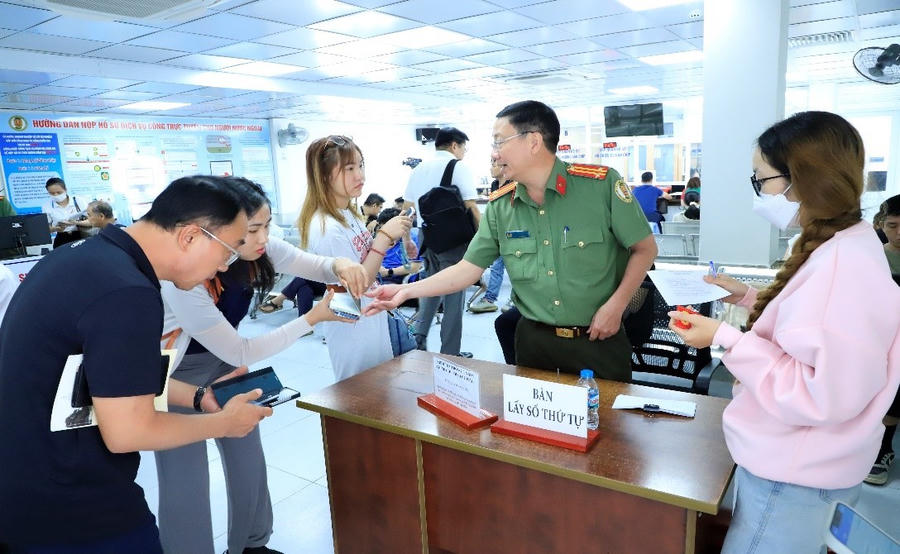 CBCS Phòng QLXNC hướng dẫn làm thủ tục cấp tài khoản định danh điện tử mức độ 2 cho người nước ngoài tận tình, chu đáo