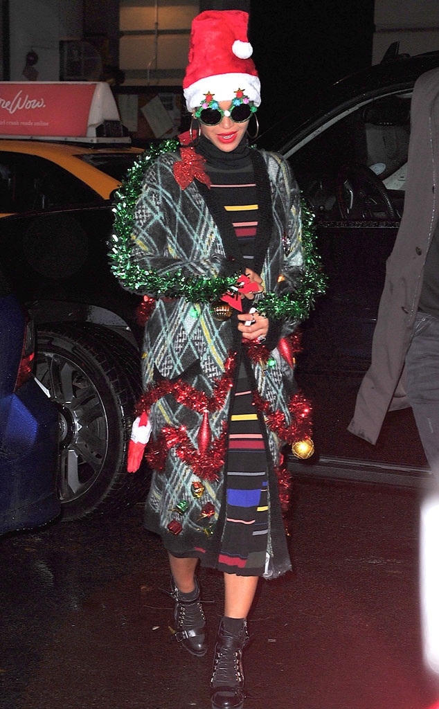 Beyonce trông rất phấn khích trong trang phục cây thông Noel. Chiếc áo len họa tiết cây thông cùng dải băng kim tuyến quấn quanh người khiến nữ ca sĩ nổi bật hơn bao giờ hết. Cô cũng không quên trang hoàng thêm tất Noel, mũ Noel, quả cầu Noel và đội một chiếc mũ "bà già Noel". Đối với cô, Giáng sinh chỉ là ngày nghỉ của nhân viên văn phòng.