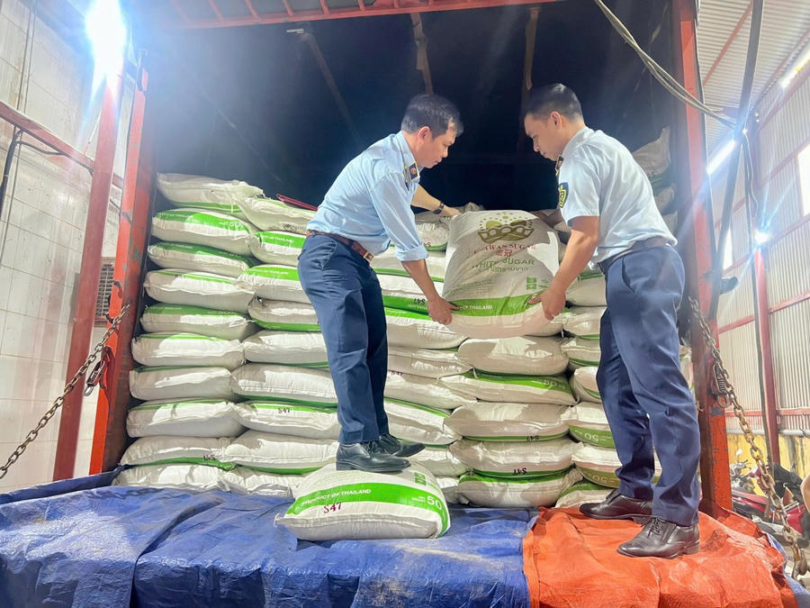 5 tấn đường cát trắng nhập lậu bị Đội QLTT số 6, Chi cục QLTT tỉnh Quảng Trị thu giữ. (Ảnh: Chi cục QLTT tỉnh Quảng Trị)
