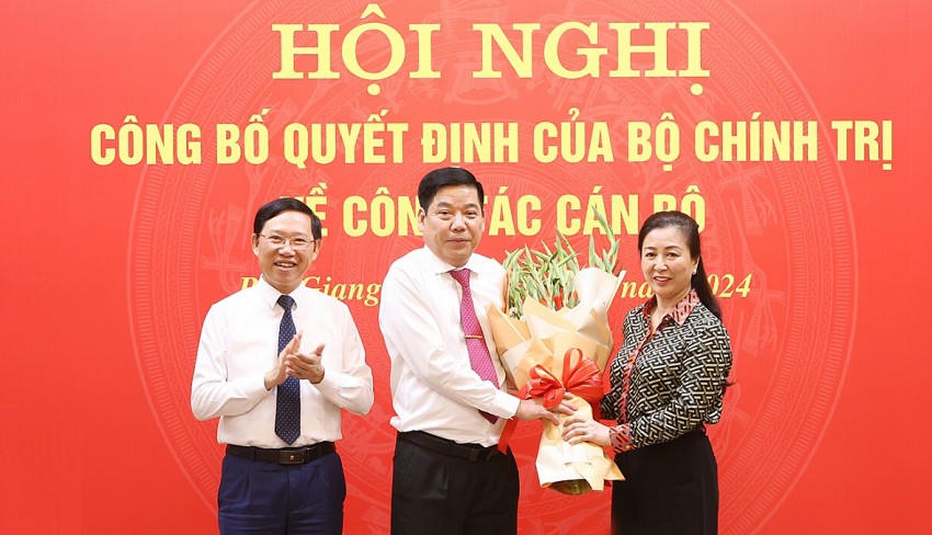 Đồng chí Lê Thị Thu Hồng - Phó Bí thư Thường trực Tỉnh ủy, Chủ tịch HĐND tỉnh và đồng chí Lê Ánh Dương - Phó Bí thư Tỉnh ủy, Chủ tịch UBND tỉnh tặng hoa chúc mừng đồng chí Nguyễn Văn Gấu - tân Bí thư Tỉnh ủy Bắc Giang. Ảnh Dương Thuỷ