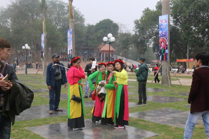 Giới trẻ th&iacute;ch th&uacute; diện &aacute;o d&agrave;i tứ th&acirc;n đi trẩy hội Lim