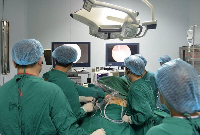 Các BS Bệnh viện Nội tiết TƯ đang thực hiện ca phẫu thuật nội soi tuyến giáp một lỗ, lần đầu tiên thành công trên thế giới.