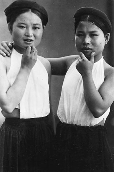 Hai người phụ nữ nông dân trong chiếc yếm đào màu trắng.