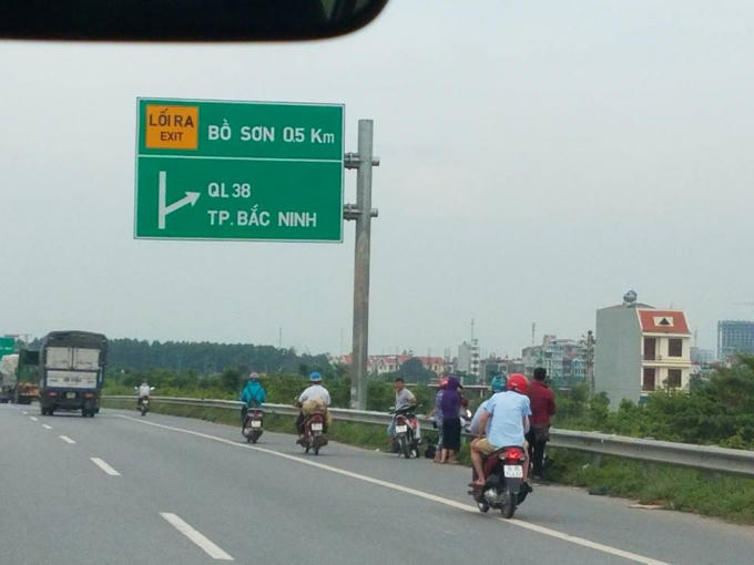 Xe máy bị thủng lốp rất nhiều đoạn khu vực cầu Bồ Sơn (Nguồn otofun.net).