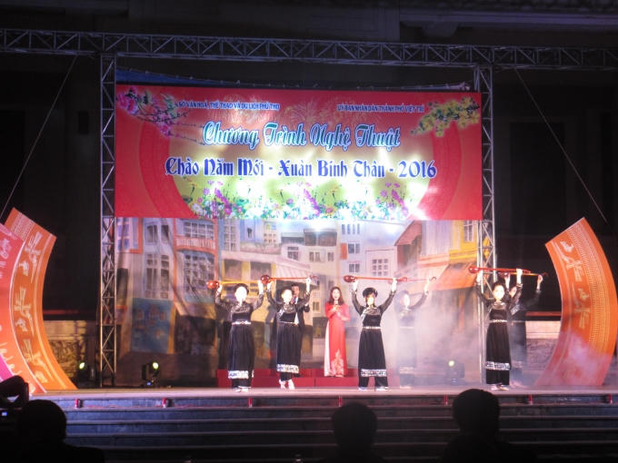 Các tiết mục biểu diễn của đoàn múa Sở văn hóa, thể thao và du lịch tạo không khí vui tươi trước thời khắc Giao thừa. (Ảnh: Thu Hường)