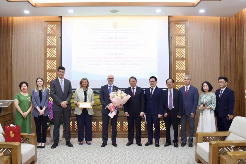 Bộ trưởng Nguyễn Hải Ninh chụp ảnh lưu niệm cùng đoàn công tác của Đại sứ đặc mệnh toàn quyền Canada tại Việt Nam.