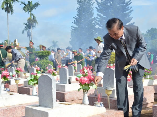 …và thắp hương viếng các anh hùng liệt sỹ.
