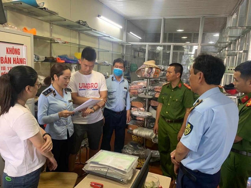 Lực lượng chức năng phối hợp kiểm tra một kho hàng hóa. Ảnh minh họa