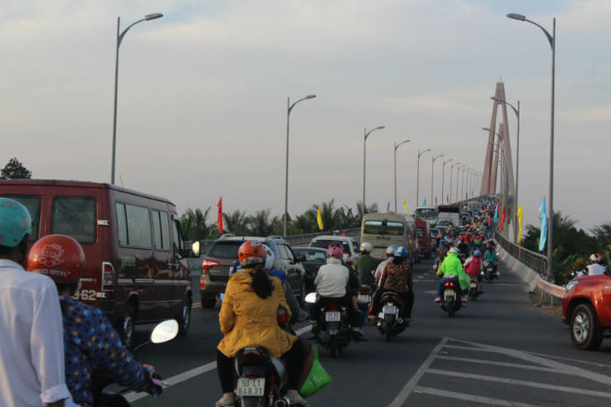 Dân miền Tây đổ về Sài Gòn qua cầu Rạch Miễu.