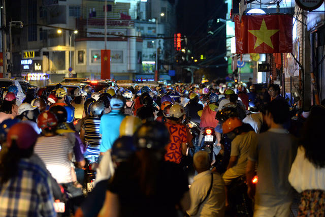 Biển người tại vòng xoay Phù Đổng, quận 1, trong đêm mùng 1 Tết.