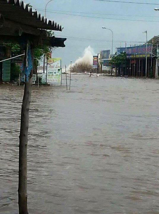 Những con sóng cao cả mét đánh mạnh vào bờ đê.