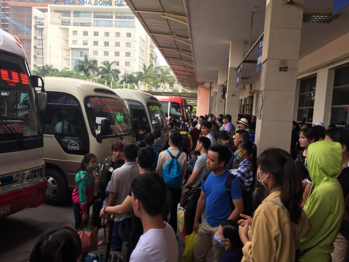 Không khí ngột ngạt đến khó thở khi phải chen chân vào giữa đám đông người đang "ngùn ngụt khí thế" tìm xe để về quê.