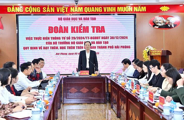 Thứ trưởng Phạm Ngọc Thưởng làm việc tại Hải Phòng.
