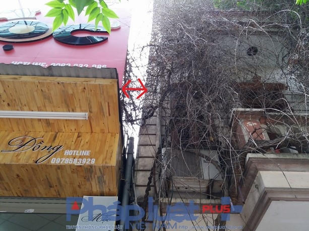 Ngôi nhà này đã nghiêng 50-60cm so với ngôi nhà liền kề.