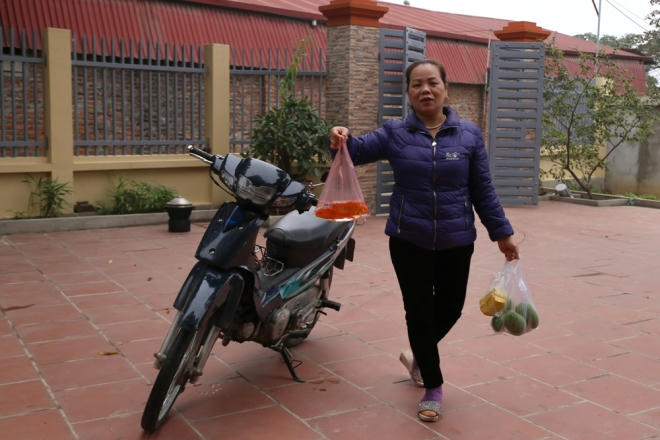 Sớm 22/12 âm lịch, bà Nguyễn Thị Tuyết (thị trấn Xuân Mai, Chương Mỹ, Hà Nội) đi chợ sắm đồ lễ cúng ông Công ông Táo, gồm hoa quả, rau củ và không thể thiếu 3 con cá chép vàng to khỏe "để đưa ông Táo lên trời cho thuận lợi".