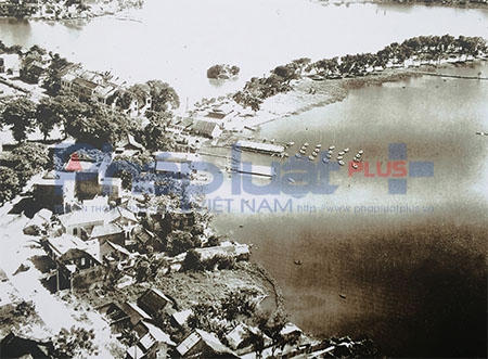 phố Hàng Khay với những nghệ nhân làm nghề đồ gỗ mỹ nghệ, khảm trai, khảm xà cừ tinh xảo…; phố Hàng Trống với các nghệ nhân thêu tay đến bậc tinh xảo và con phố Lãn Ông với nghề thuốc bắc. (Tác phẩm: Đường Cổ Ngư xưa). Ảnh: Loan Bảo.