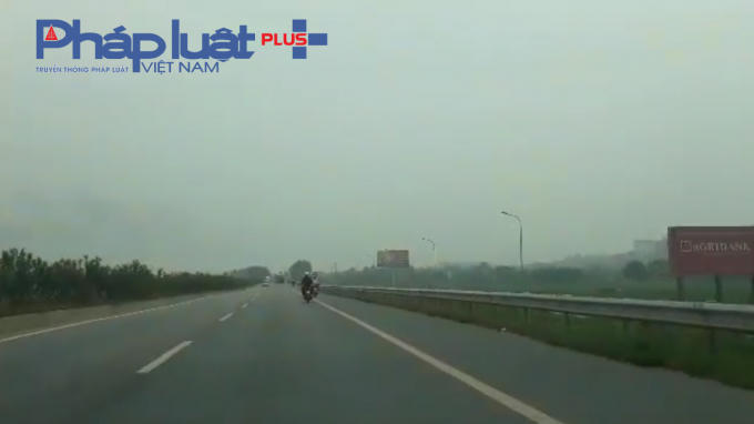 Hình ảnh xe máy trên cao tốc Hà Nội - Bắc Giang.