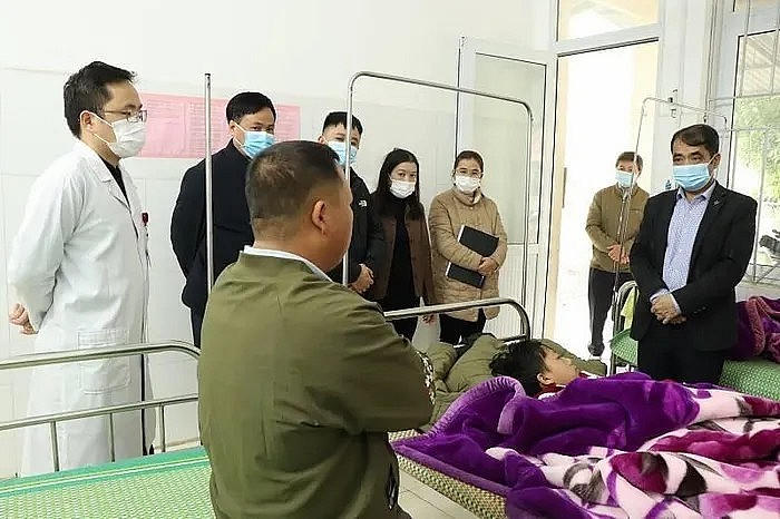 Lãnh đạo Sở Y tế Cao Bằng thăm bệnh nhân nghi mắc sởi đang điều trị tại Trung tâm y tế Hà Quảng. (Ảnh: Sở Y tế Cao Bằng)