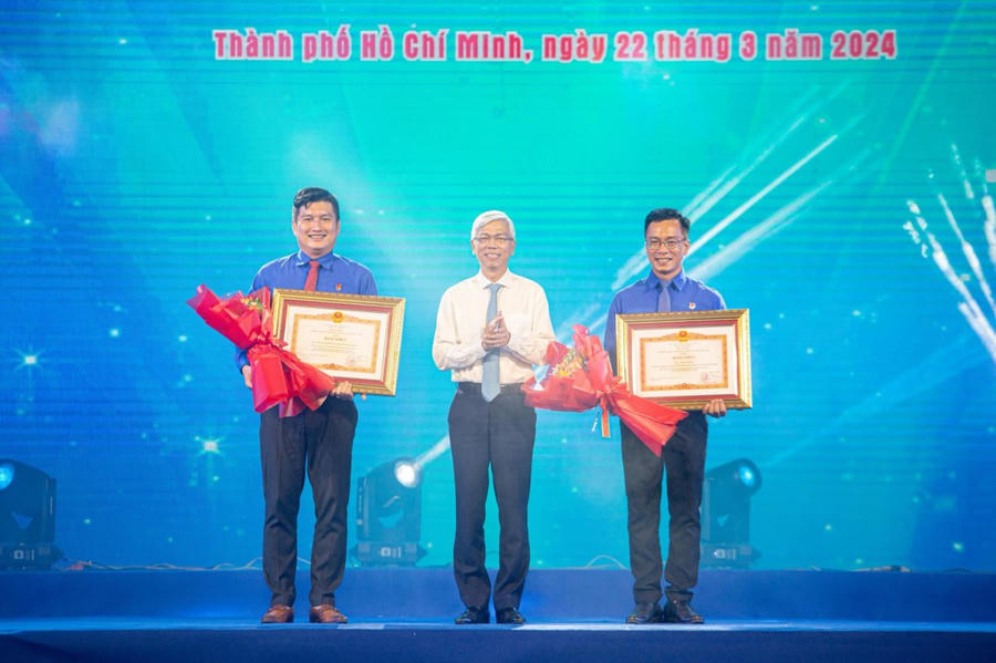 Phó Chủ tịch UBND TP.HCM Võ Văn Hoan chúc mừng tập thể Nhà văn hóa Thanh niên TP.HCM và đồng chí Lê Hoàng Minh, Giám đốc Trung tâm Hỗ trợ Thanh niên công nhân TP.HCM nhận Bằng khen của Thủ tướng Chính phủ.