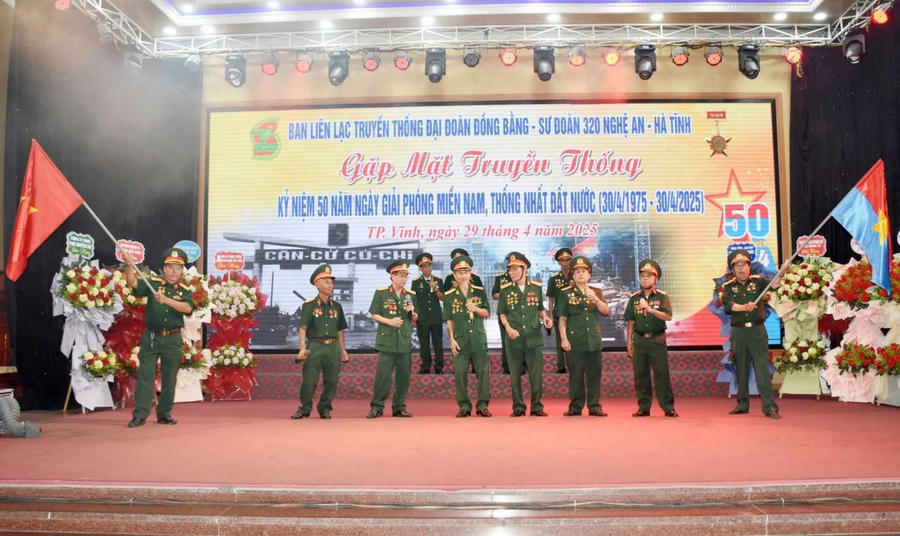 Buổi gặp mặt diễn ra trong không khí đầm ấm, nghĩa tình, thấm đượm tinh thần đồng đội, đồng chí.