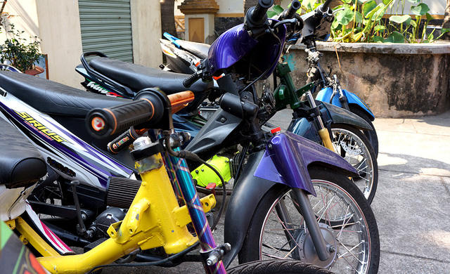 Những chiếc xe độ của quái xế bị tạm giữ.