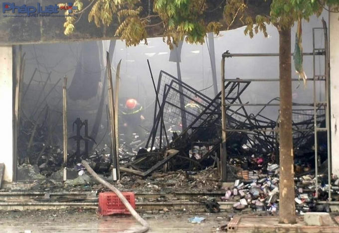 Những gian hàng bị sập sệ, ngổn ngang.