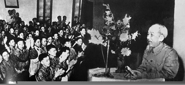 Chủ tịch Hồ Chí Minh đến thăm và nói chuyện với cán bộ tại Hội nghị Mừng công của Trung đoàn 600 CAND vũ trang, ngày 21-12-1965.