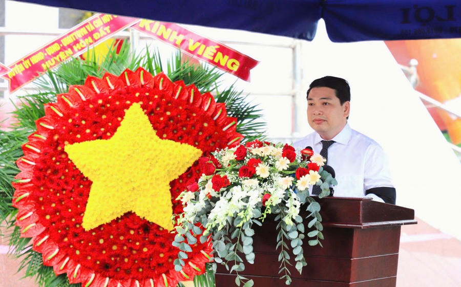 Phó Chủ tịch UBND tỉnh Kiên Giang Lê Trung Hồ đọc Điếu văn truy điệu, an táng hài cốt liệt sĩ