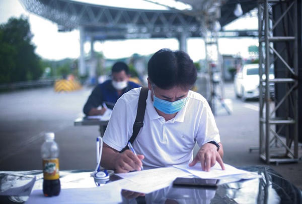 Khu vực khai báo y tế luôn được đảm bảo khoảng cách an toàn.