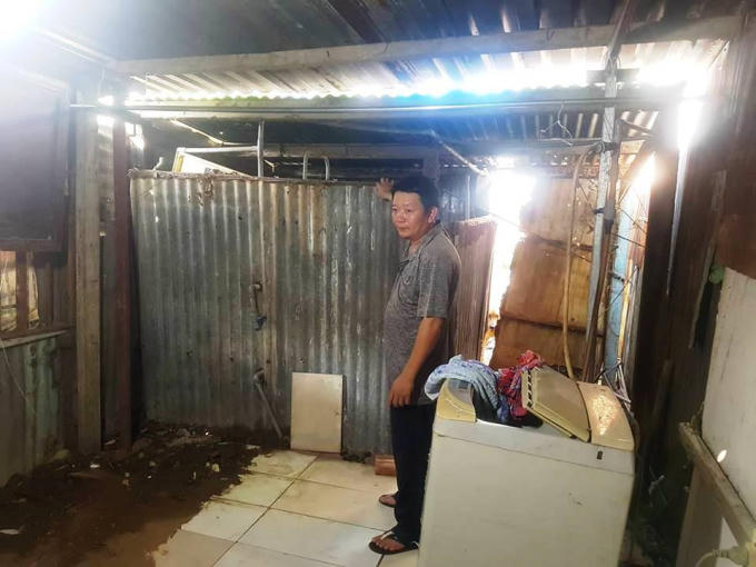 Ngôi nhà ông Dư được dựng chủ yếu bằng cột sắt, vách tôn, mái tôn che tạm.