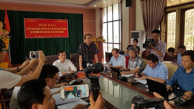 Ông Trần Đức Quý - Phó Chủ tịch UBND tỉnh Hà Giang tại buổi họp báo. (Ảnh: Dân Trí)