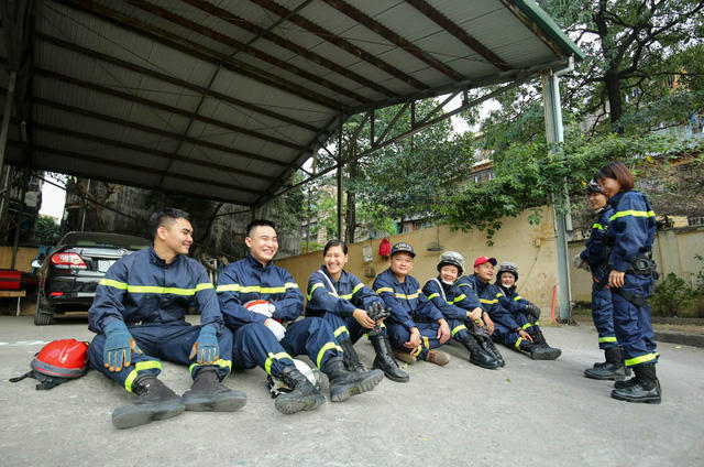 Sau những giờ tập luyện căng thẳng, đại uý Lan cùng đồng đội ngồi nghỉ và nói chuyện về những kỷ niệm đáng nhớ đã qua.