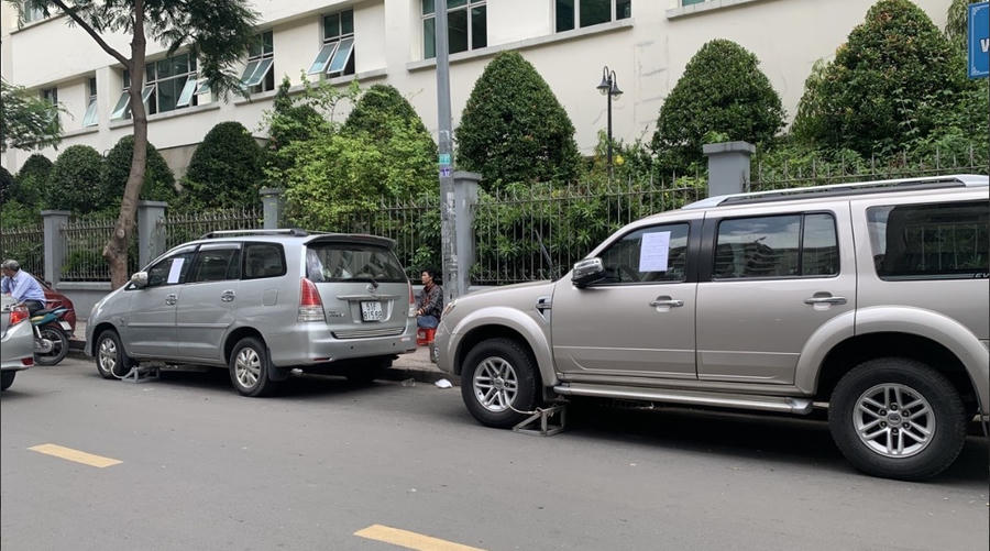 Nhiều xe bị khóa bánh do đỗ sai quy định tại khu đô thị (Ảnh minh họa)