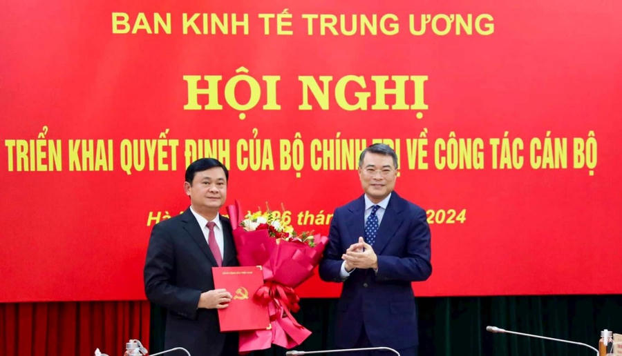 Trưởng ban Tổ chức Trung ương trao Quyết định và tặng hoa chúc mừng tân Phó trưởng Ban Kinh tế Trung ương Thái Thanh Quý.