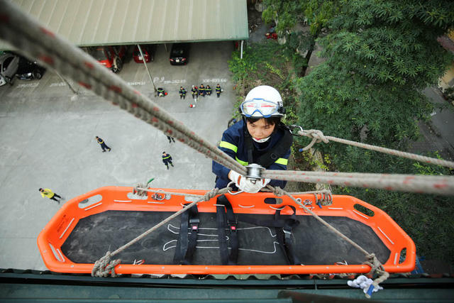 Hàng ngày đại uý Lan cùng đồng đội diễn tập đu dây đưa người bị thương qua cáng từ trên cao xuống đất.